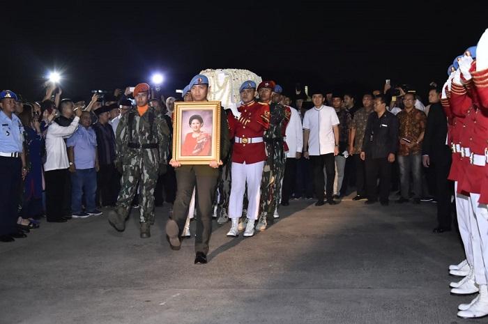 Di Lanud Halim Perdanakusuma, Panglima TNI Sambut Jenazah Mantan Ibu Negara RI ke-6