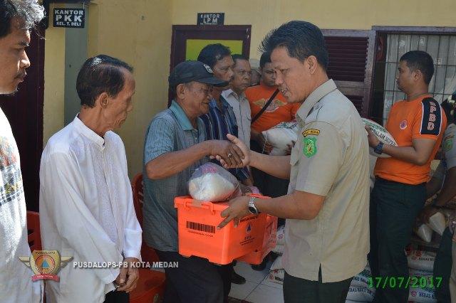 BPBD Kota Medan Serahkan Bantuan Kepada Keluarga Musibah Angin Puting Beliung di Medan Amplas