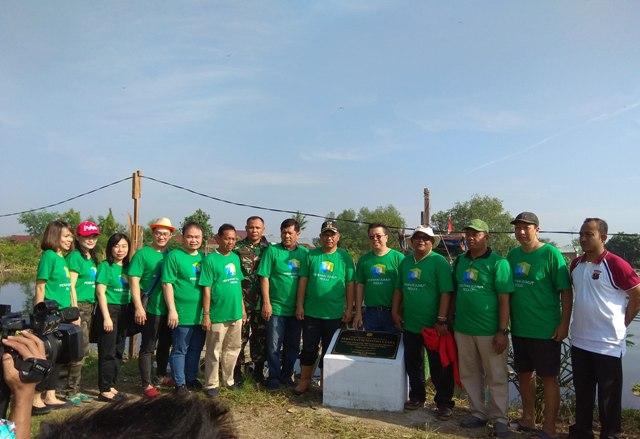 Wakil Walikota Medan Foto Bersama Usai Tanam Mangrove di Kawasan Paya Pasir Marelan 