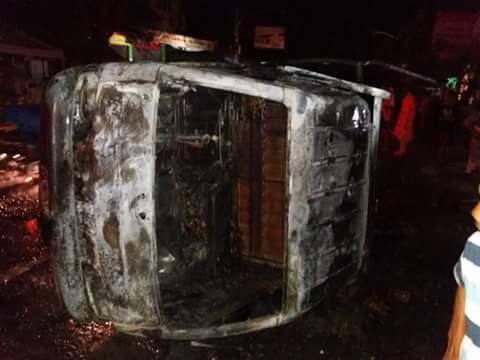 Foto Pick Up Bermuatan Arang Terbalik Lalu Terbakar di Binjai