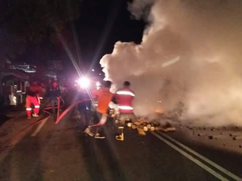 Foto Pick Up Bermuatan Arang Terbalik Lalu Terbakar di Binjai