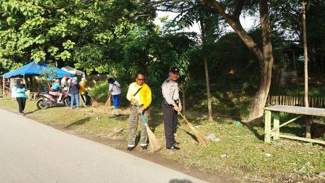 Personil Polsek Delitua Bersama Muspika Kecamatan Medan Johor Adakan Gotong Royong