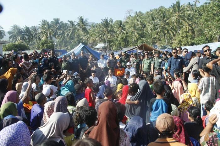 Panglima TNI Dampingi Presiden RI Kunjungi Pengungsi di Lombok