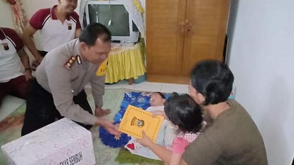 Kapolres Tebing Tinggi Beri Bantuan Keluarga Bayi Penderita Radang Otak