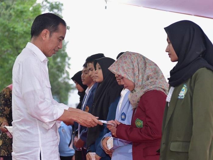 Presiden Jokowi Berikan Beasiswa Pemerintah kepada 5.144 Mahasiswa NTB di Seluruh Indonesia