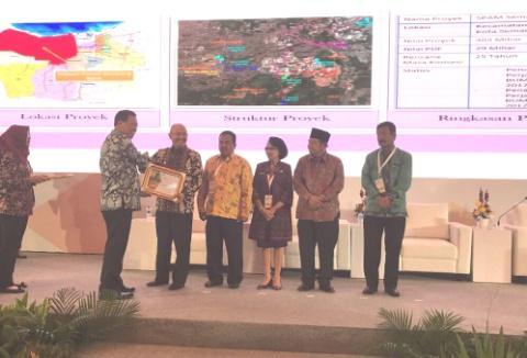 Walikota Medan Terima Award pada acara PLENARY SESSION 
