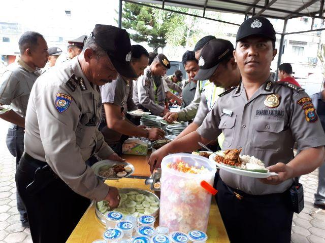 Saat Kapolsek Medan Baru Makan Bareng dengan Seluruh Anggota