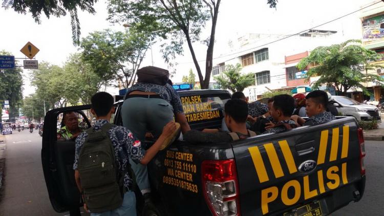 Personil Polsek Medan Baru Antar Anak Sekolah