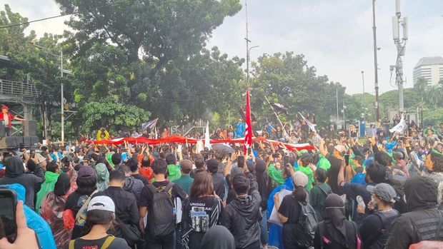 Bentangkan Bendera Raksasa, Berikut 13 Tututan Demonstran 'Indonesia Gelap'