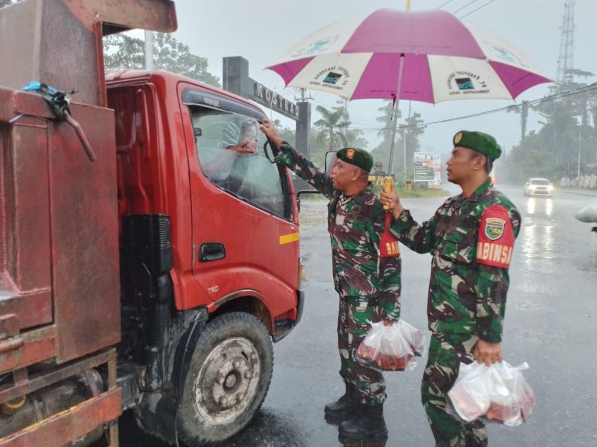 Koramil 1710-03/Kuala Kencana Bagikan Takjil Gratis Kepada Warga