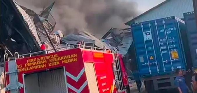 Lebih 10 Jam, Kebakaran Pabrik Sandal Swallow di Medan Deli Belum Padam