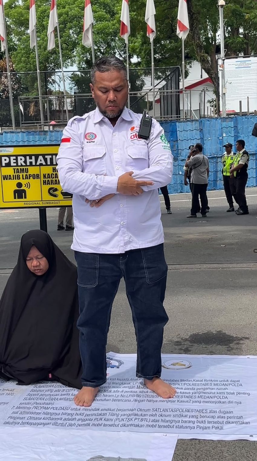 Dilarang Masuk Kantor Pertamina, Ketua Buruh Terpaksa Sholat di Luar Sambil Bentang Spanduk