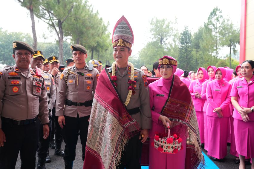 Dilantik Jadi Kapolda Sumut, Irjen Pol Sonny Irawan Disambut Ulos dan Tarian Tradisional