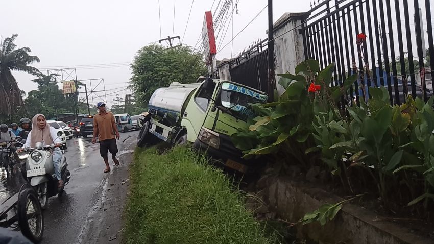 Truk Pengangkutan Air Minum Tabrak Pagar UPTD RS Khusus Mata Sumut